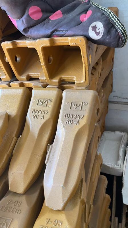 Acero aleado Excavadora Dentes de cubo Forja de fundición IU3352 Dentes de roca para gato E320
