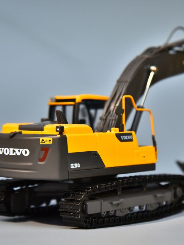 Modelo de excavadora de aleación VOLVO Volvo EC220DL simulación de vehículo de ingeniería original ornamentos de excavadora