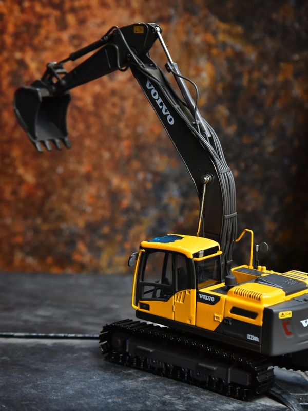 Modelo de excavadora de aleación VOLVO Volvo EC220DL simulación de vehículo de ingeniería original ornamentos de excavadora