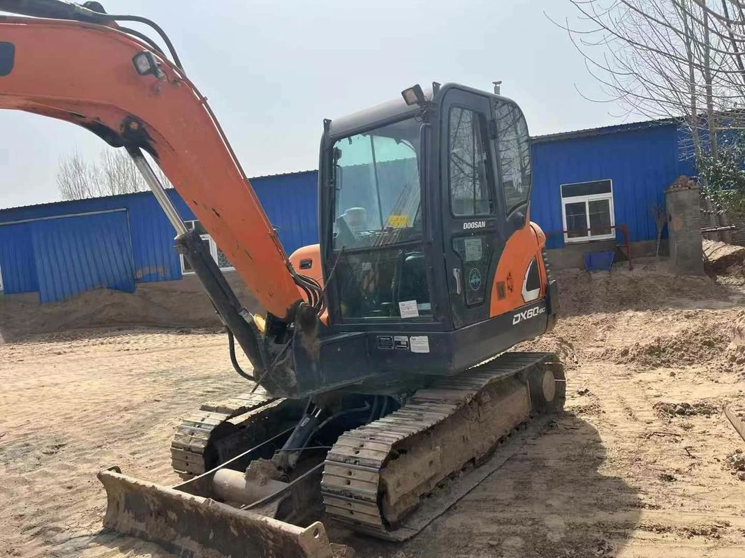 Bien mantenida Excavadora usada 2020 Doosan DX60-9C de 6 toneladas para trabajos de servicios públicos de jardinería
