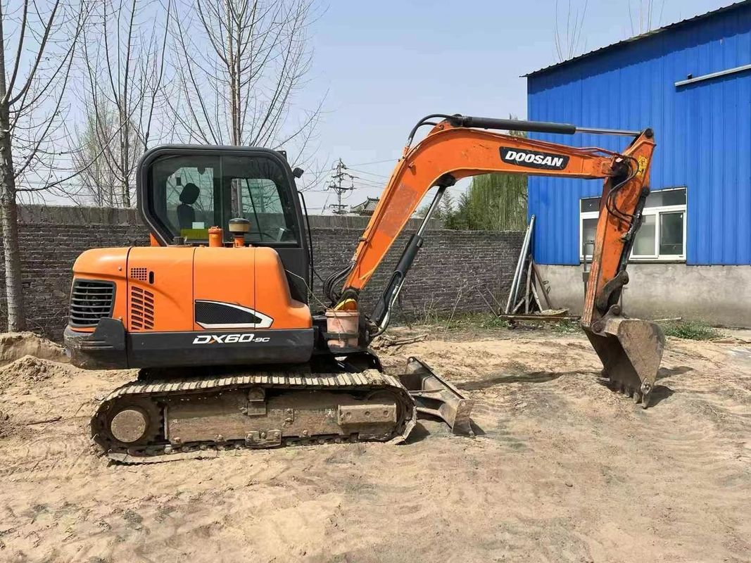 Bien mantenida Excavadora usada 2020 Doosan DX60-9C de 6 toneladas para trabajos de servicios públicos de jardinería