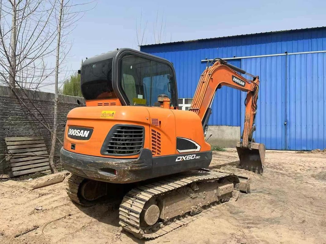 Bien mantenida Excavadora usada 2020 Doosan DX60-9C de 6 toneladas para trabajos de servicios públicos de jardinería