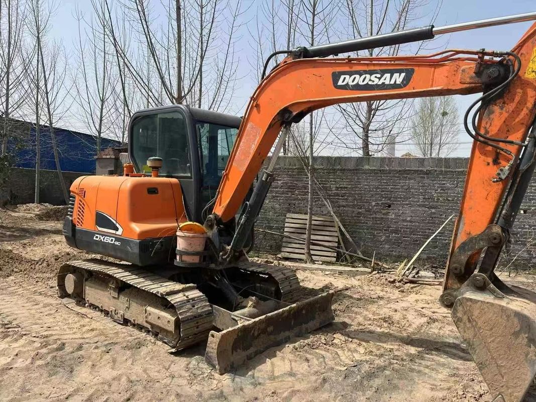 Bien mantenida Excavadora usada 2020 Doosan DX60-9C de 6 toneladas para trabajos de servicios públicos de jardinería