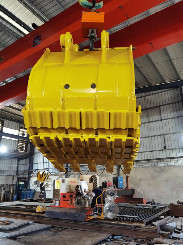 Sustitución de un cubo de excavadora Komatsu PC78 para uso en la construcción