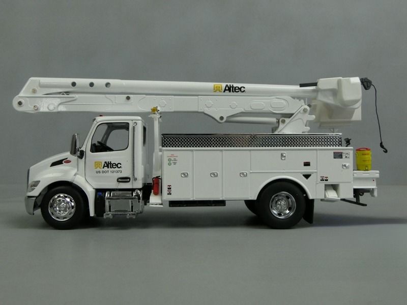 1/32 Peterbilt 536 Con Altec AA55 Plataforma de trabajo aéreo DM modelo 71105