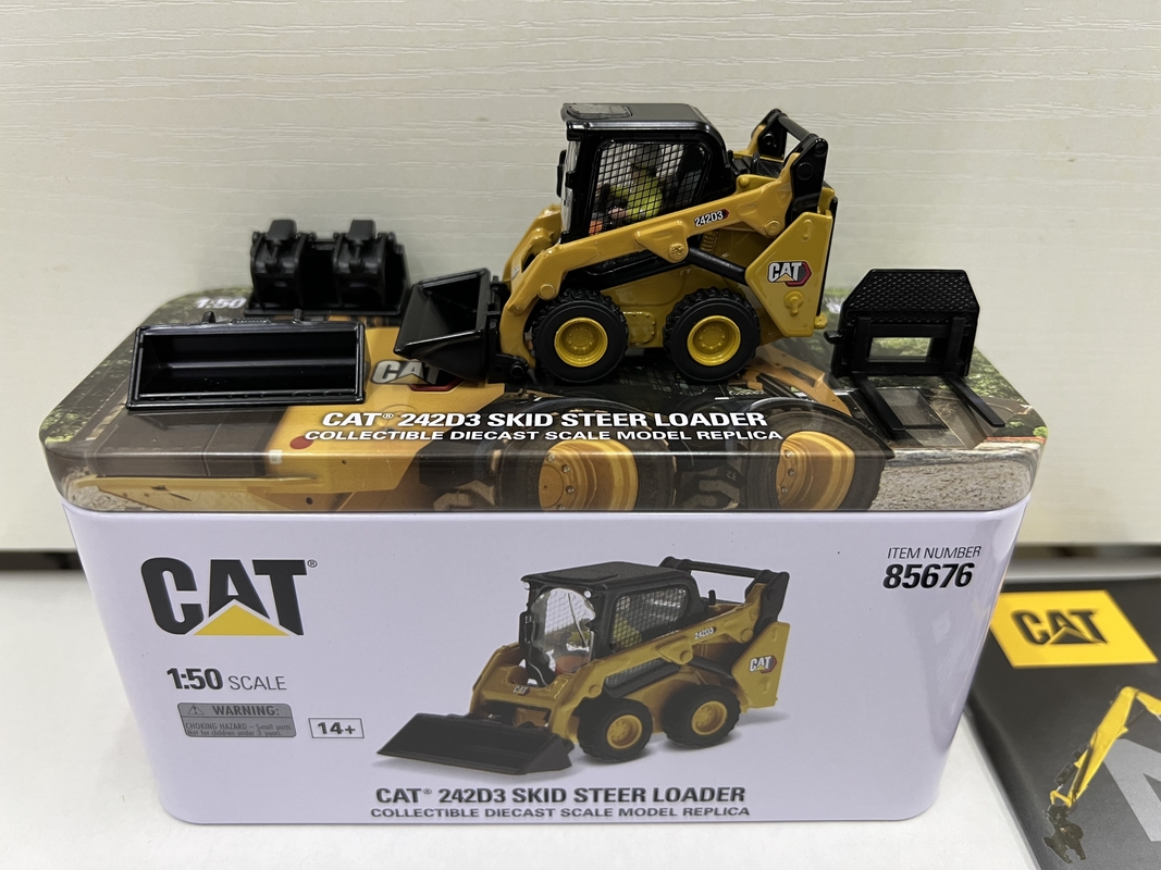 DM 1:50 CAT 242D3 Cargador de ruedas compacto de aleación moldeada modelo 85676 Juguete de colección