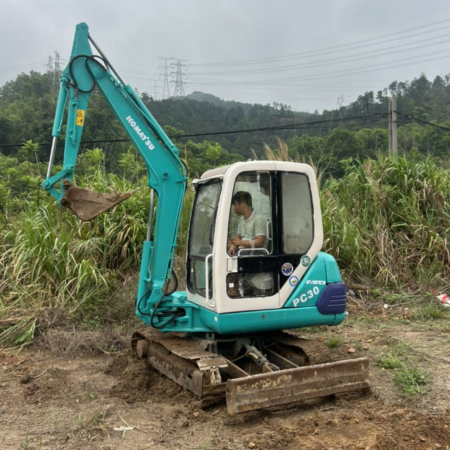 Excavadora compacta Komatsu PC30-7 con cabina Mini Excavadora de 3 toneladas usada - Máquinas de excavación fina Komatsu, mini equipo de bajo consumo para la venta