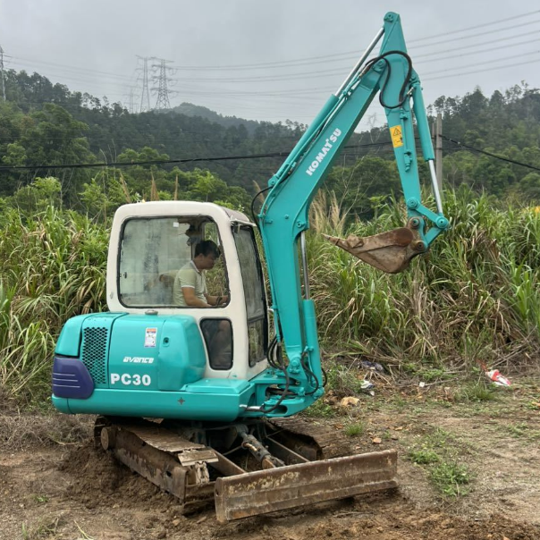 Excavadora compacta Komatsu PC30-7 con cabina Mini Excavadora de 3 toneladas usada - Máquinas de excavación fina Komatsu, mini equipo de bajo consumo para la venta